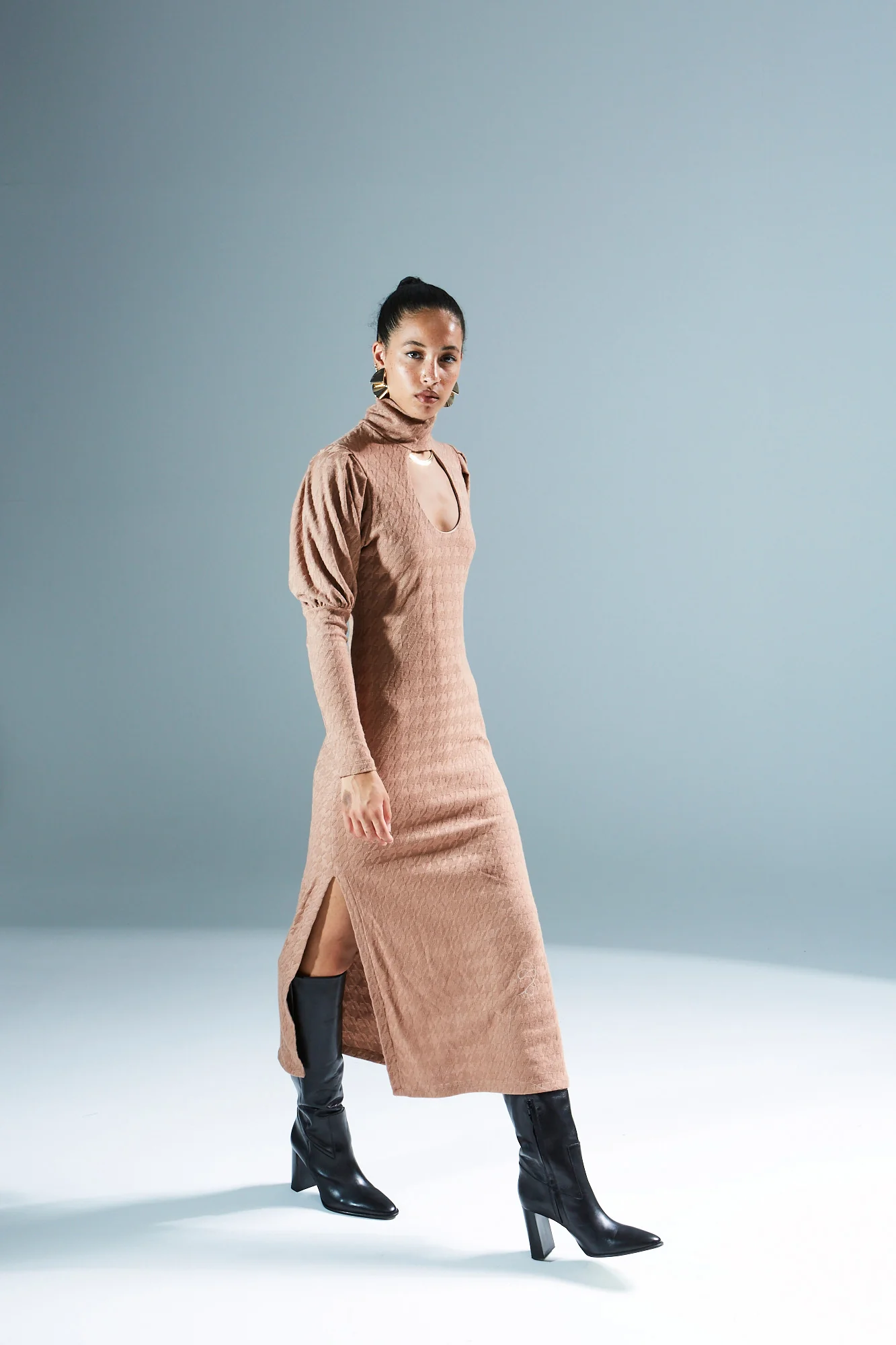 Kassandra turtleneck knitted camel dress - Image 3